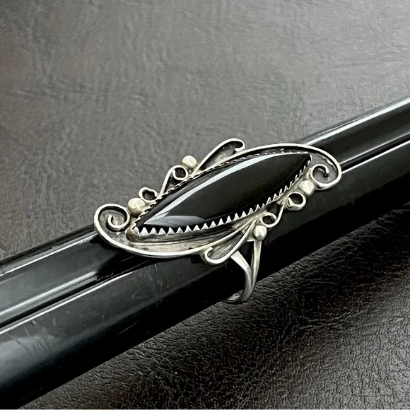 Vintage Native American sterling silver and black onyx statement ring - Picture 3 of 9